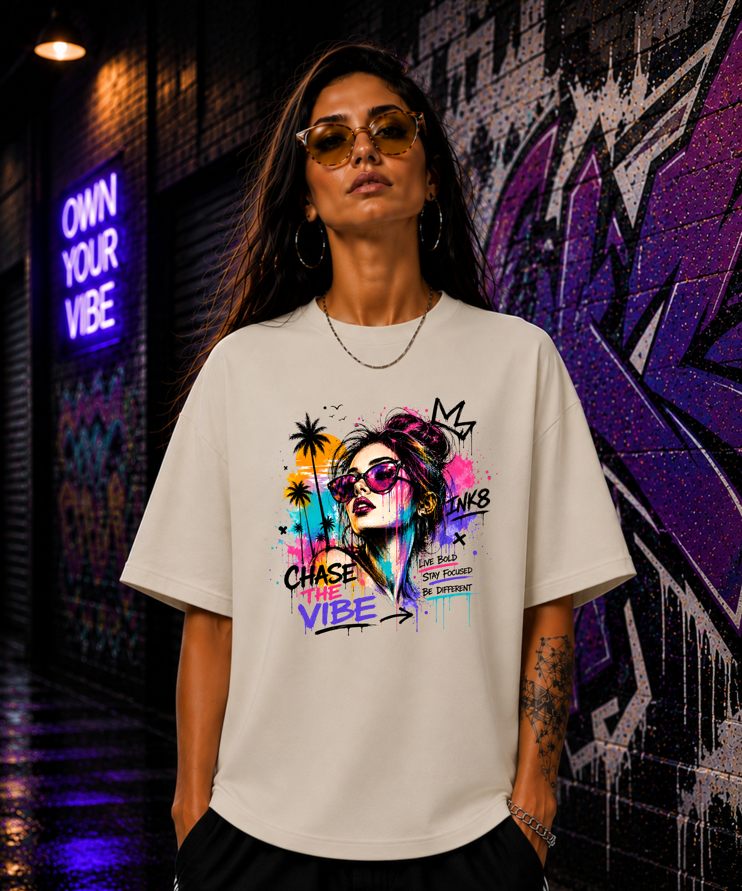 CHASE THE VIBE – Graffiti Premium Oversized  Unisex Bio-T-Shirt mit breitem Kragen | INK8 Urban Streetwear
